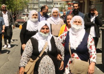 Tutuklu yakınları sloganlarla yürüdü