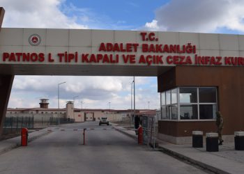 Tutuklular kelepçelenerek darp edildi