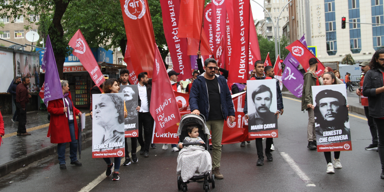 Diyarbakır’da emekçiler 1 Mayıs alanına akıyor Diyarbakır’da emekçiler 1 Mayıs alanına akıyor