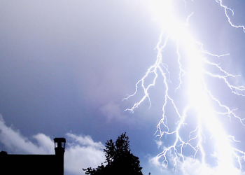 Fethiye’de yıldırım düştü, orman yangını çıktı