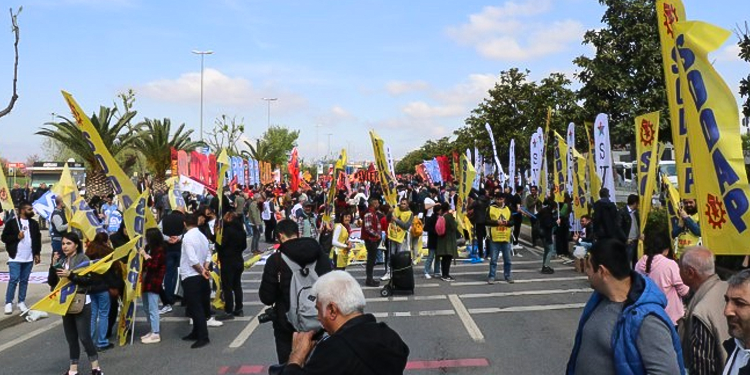 Maltepe’de 1 Mayıs kutlamaları: Alana yürüyüş başladı Maltepe’de 1 Mayıs kutlamaları: Alana yürüyüş başladı