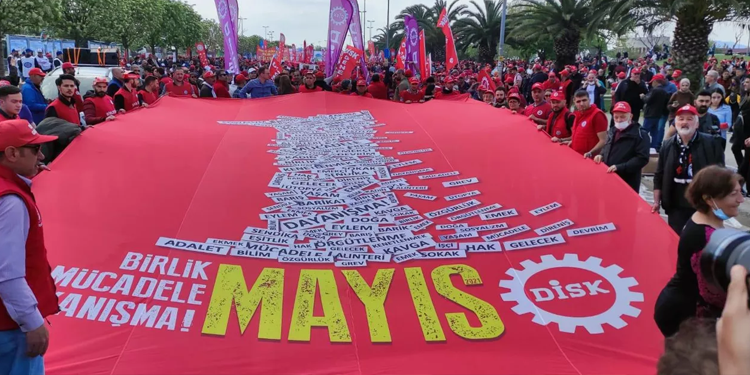 İstanbul’da binler 1 Mayıs alanına yürüyor İstanbul’da binler 1 Mayıs alanına yürüyor