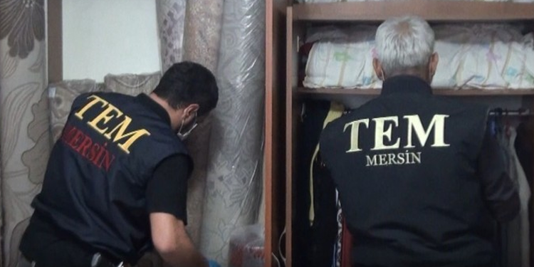 Mersin’de ev baskınları: 2 gözaltı Mersin’de ev baskınları: 2 gözaltı