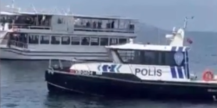 Polis Adalar Belediyesi’nin teknesinin Maltepe’ye yanaşmasına izin vermedi Polis Adalar Belediyesi’nin teknesinin Maltepe’ye yanaşmasına izin vermedi