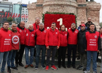 Taksim’e 1 Mayıs çelengi bırakıldı