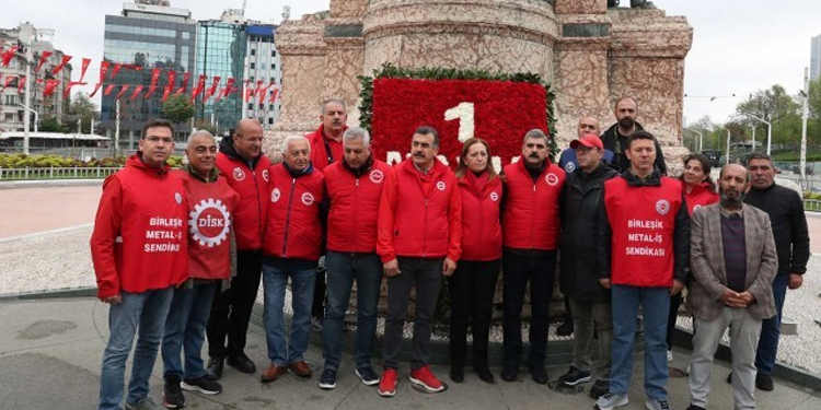 Taksim’e 1 Mayıs çelengi bırakıldı Taksim’e 1 Mayıs çelengi bırakıldı