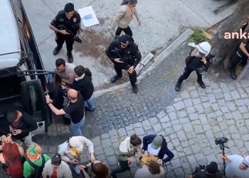 Boğaziçi Üniversitesi’ndeki Onur Yürüyüşü’ne polis müdahale etti, çok sayıda öğrenci gözaltına alındı