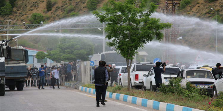 Doğan’ın cenazesi halktan kaçırılarak defnedildi Doğan’ın cenazesi halktan kaçırılarak defnedildi