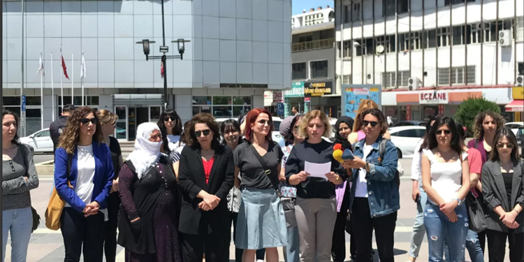 Dört ilde peş peşe yaşanan kadın cinayetlerine tepki: Katiller aramızda Dört ilde peş peşe yaşanan kadın cinayetlerine tepki: Katiller aramızda