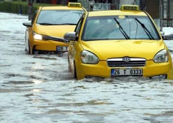 Eskişehir’de dolu ve sağanak nedeniyle araçlar mahsur kaldı