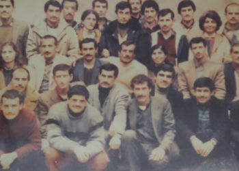 Evin duvarında yoldaşlığın fotoğrafı