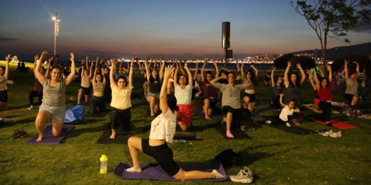 İzmir’de yoga yasağı protestosu İzmir’de yoga yasağı protestosu