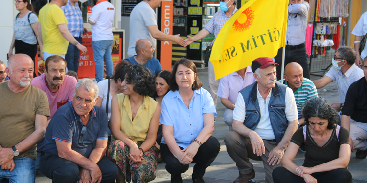 İzmir’deki KHK eylemi 212’nci haftasında İzmir’deki KHK eylemi 212’nci haftasında