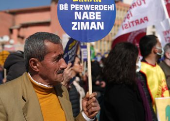 Kamusal alanlarda Kürtçe yok