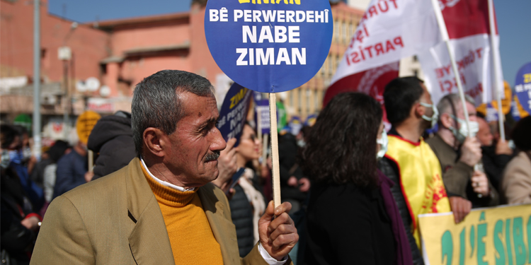 Kamusal alanlarda Kürtçe yok Kamusal alanlarda Kürtçe yok