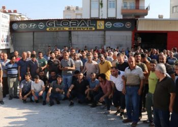 Mersin’de ev taşımacılığı yapan işçiler iş bıraktı