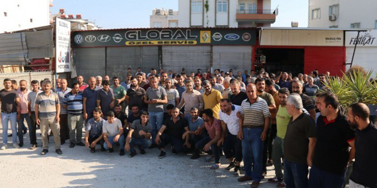 Mersin’de ev taşımacılığı yapan işçiler iş bıraktı Mersin’de ev taşımacılığı yapan işçiler iş bıraktı