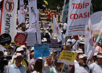 Sağlıkçılar Ankara’yı beyaza boyadı: Buradayız, gitmiyoruz