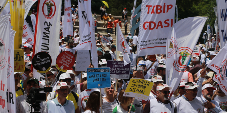 Sağlıkçılar Ankara’yı beyaza boyadı: Buradayız, gitmiyoruz Sağlıkçılar Ankara’yı beyaza boyadı: Buradayız, gitmiyoruz