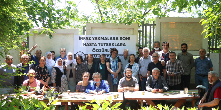 Tutuklu yakınları bir araya geldi: Mücadeleyi büyütelim Tutuklu yakınları bir araya geldi: Mücadeleyi büyütelim