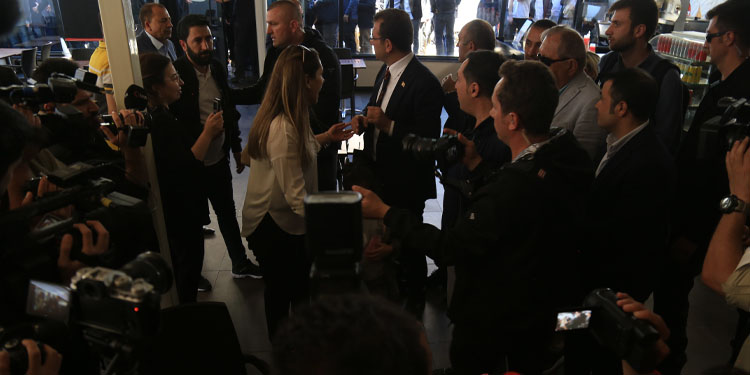 Vanlılardan CHP’li belediye başkanlarına: Belediye başkanımız nerede? Vanlılardan CHP’li belediye başkanlarına: Belediye başkanımız nerede?