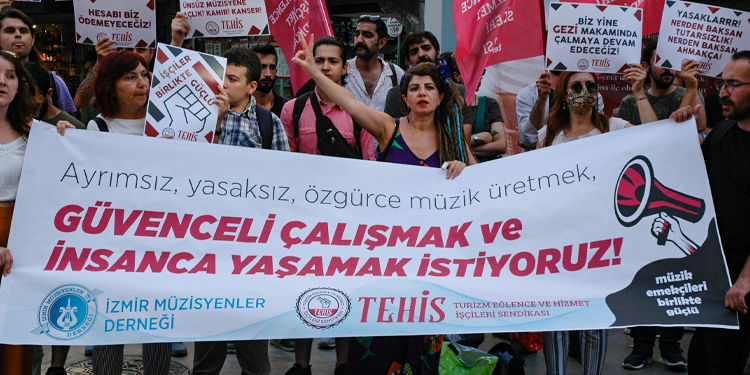 Müzik emekçilerinden protesto: Halk yatsın uyusun, eğlenmesin, bir araya gelmesin istiyorlar Müzik emekçilerinden protesto: Halk yatsın uyusun, eğlenmesin, bir araya gelmesin istiyorlar