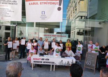 Mine Özerdem’in lise döneminden yol arkadaşları Mimarlar Odası önünde nöbete katıldılar