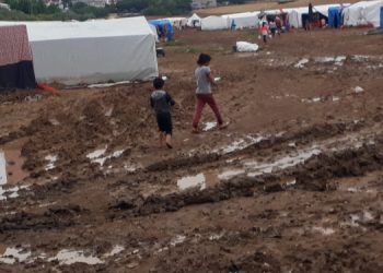 Adana’da tarım işçilerinin çadırları çamur içinde