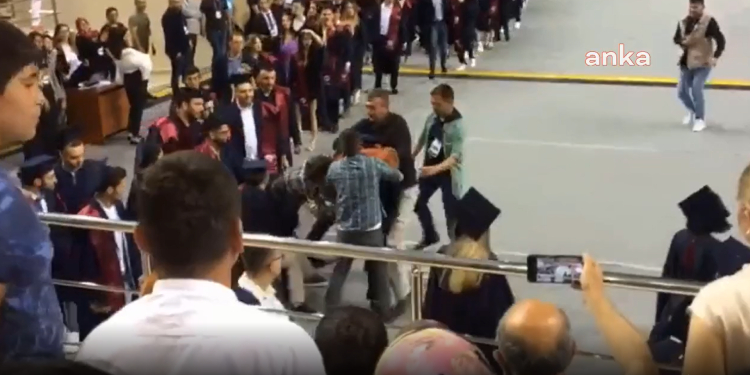 Mezuniyet töreninde “Ali İsmail’i unutmadık” pankartı açan 2 öğrenci gözaltına alındı Mezuniyet töreninde “Ali İsmail’i unutmadık” pankartı açan 2 öğrenci gözaltına alındı