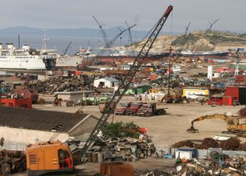 Asbest bulunan geminin sökümünü durdurma çağrısı