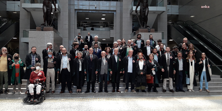 Avukatlar, “Adalet Nöbeti”ni bu kez stajyer avukatlar için tuttu Avukatlar, “Adalet Nöbeti”ni bu kez stajyer avukatlar için tuttu