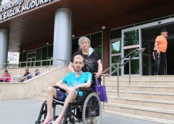 DMD hastası oğluna çare arayan anne, il sağlık müdürlüğü önünde eylem yaptı