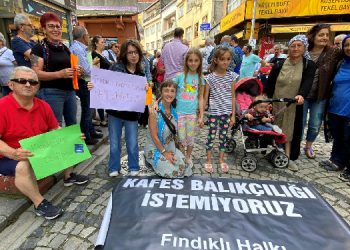 Fındıklı halkı kente yapılmak istenen kafes balıkçılığını protesto etti, ÇED toplantısını engelledi