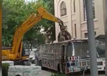 Gazi rektöründen kampüs ortasında vandallık: Gezici kütüphaneyi parçalattı