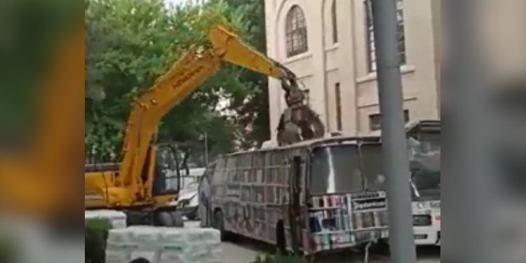 Gazi rektöründen kampüs ortasında vandallık: Gezici kütüphaneyi parçalattı Gazi rektöründen kampüs ortasında vandallık: Gezici kütüphaneyi parçalattı