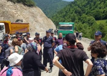 İkizdere’de taş ocağı tepkisi: Yol kesildi