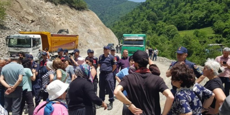 İkizdere’de taş ocağı tepkisi: Yol kesildi İkizdere’de taş ocağı tepkisi: Yol kesildi