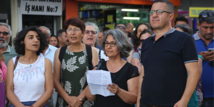 İzmir’de KHK eylemi 216’ncı haftasında İzmir’de KHK eylemi 216’ncı haftasında