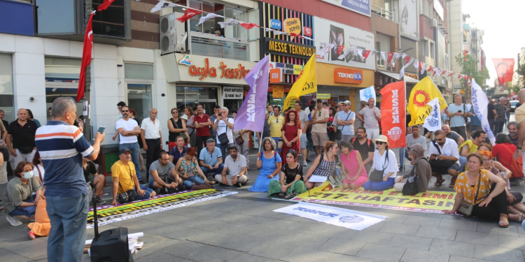 KHK eylemi 217’nci haftasında: Geri döneceğiz KHK eylemi 217’nci haftasında: Geri döneceğiz