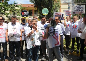 Sağlıkçılardan şiddet protestosu