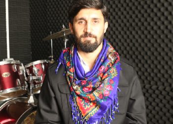 Süpürge ve tenekeyle başladı, şimdi özgürlük için söylüyor