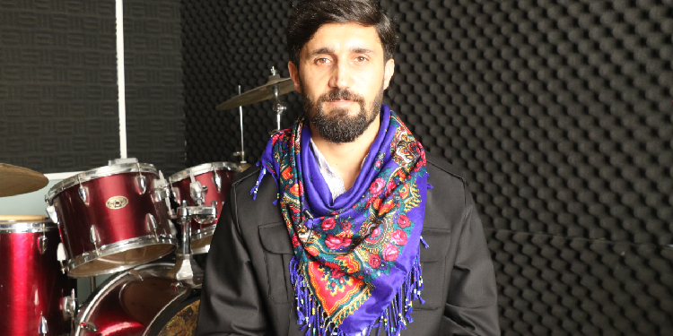 Süpürge ve tenekeyle başladı, şimdi özgürlük için söylüyor Süpürge ve tenekeyle başladı, şimdi özgürlük için söylüyor