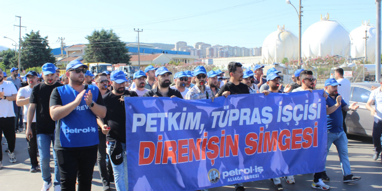 TÜPRAŞ işçilerinin eylemi büyüyor TÜPRAŞ işçilerinin eylemi büyüyor