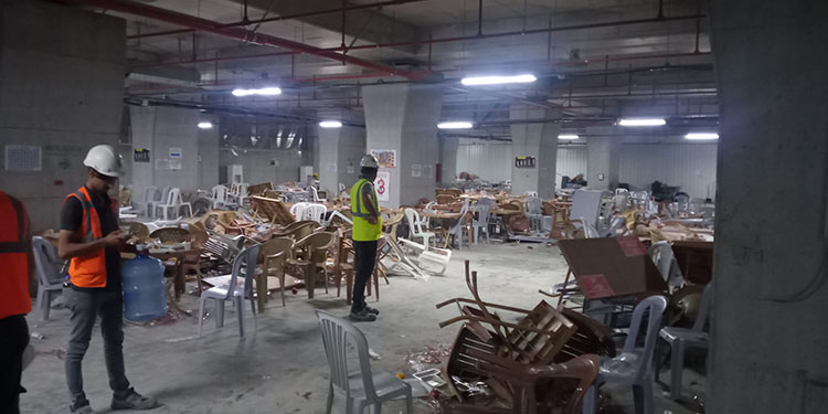 Yemekhaneyi dağıtan inşaat işçilerinden protesto Yemekhaneyi dağıtan inşaat işçilerinden protesto