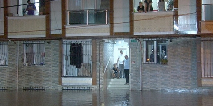 İstanbul’da sağanak yağış: Ev ve işyerleri sular altında kaldı İstanbul’da sağanak yağış: Ev ve işyerleri sular altında kaldı