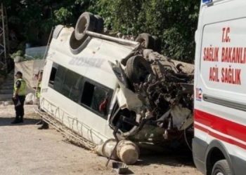 Tarım işçilerini taşıyan minibüste kaza: 4’ü ağır, 27 ağır yaralı