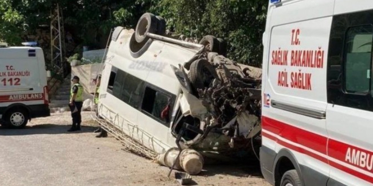 Tarım işçilerini taşıyan minibüste kaza: 4’ü ağır, 27 ağır yaralı Tarım işçilerini taşıyan minibüste kaza: 4’ü ağır, 27 ağır yaralı