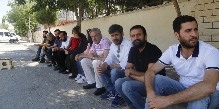 Adalet Nöbeti’ni sürdüren Şenyaşar ailesine bayram ziyaretleri Adalet Nöbeti’ni sürdüren Şenyaşar ailesine bayram ziyaretleri