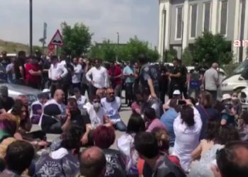 Ankara’da doktorlar, Sağlık Bakanlığı önüne siyah çelenk bırakmak istedi; polis çelenge el koydu