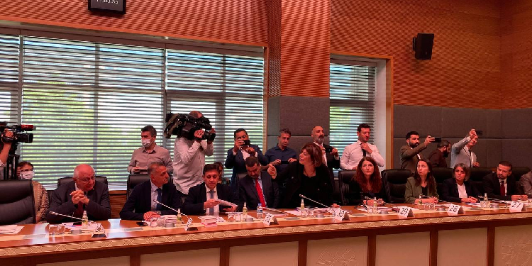 Aydeniz için toplanan komisyonda gerginlik: Darbenin siyasi uzantısı burada Aydeniz için toplanan komisyonda gerginlik: Darbenin siyasi uzantısı burada
